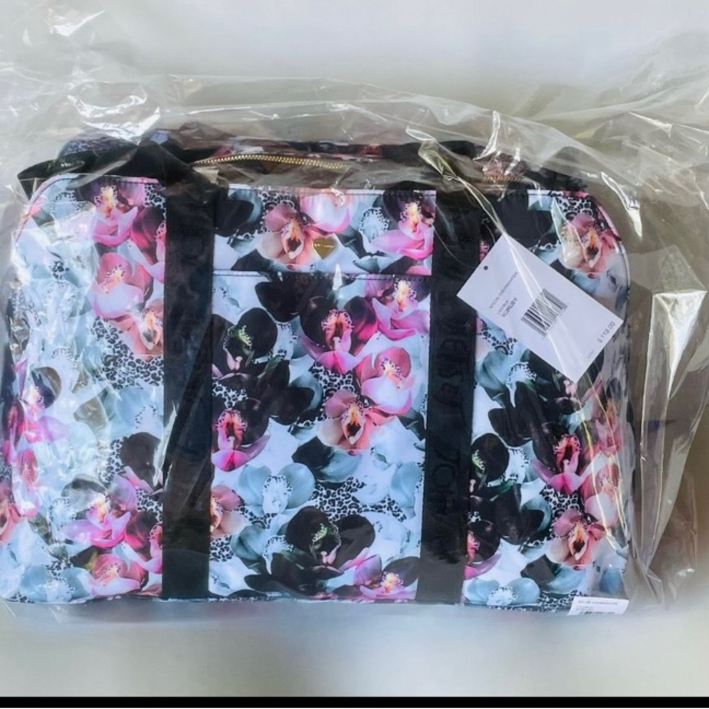 BETSEY JOHNSON. Leo/Blk XORUBY. Beautiful floral Overnight bag. - Picture 2 of 10